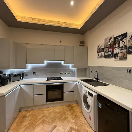 Luxurious With Rooftop Hot Tub! Bristol