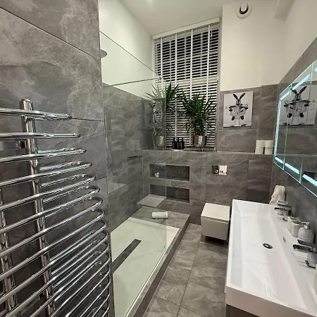 Luxurious With Rooftop Hot Tub! Bristol