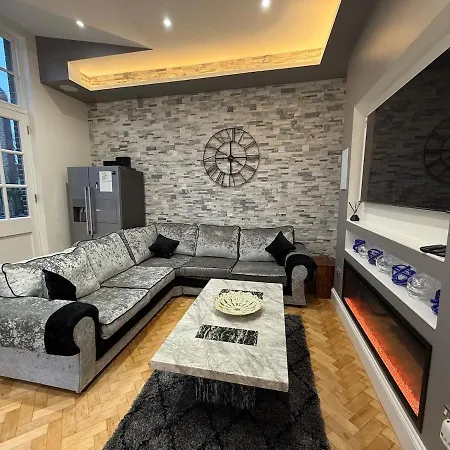 Luxurious With Rooftop Hot Tub! Apartment
