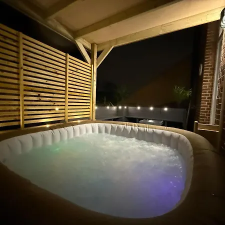 Luxurious With Rooftop Hot Tub! Apartman *