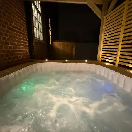 Apartman Luxurious With Rooftop Hot Tub! Bristol