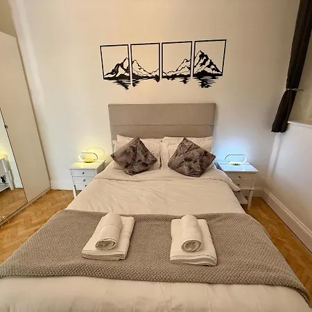 Luxurious With Rooftop Hot Tub! * Bristol