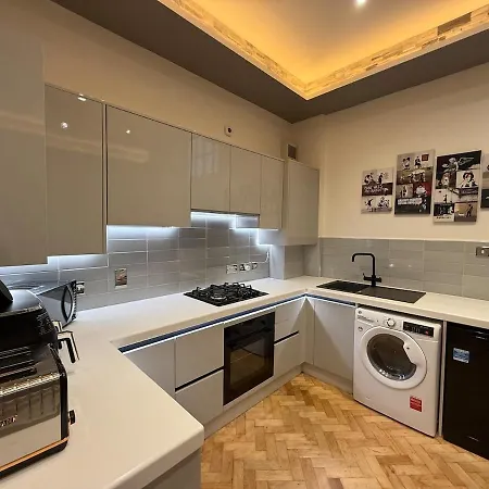Luxurious With Rooftop Hot Tub! Bristol
