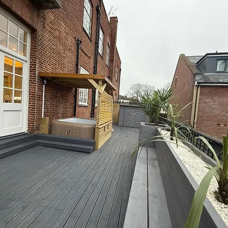 Luxurious With Rooftop Hot Tub! Apartman *