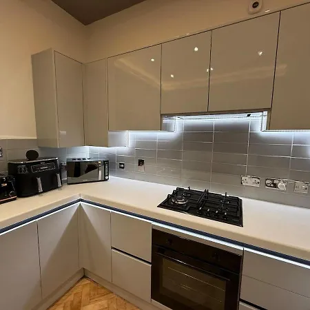 Luxurious With Rooftop Hot Tub! * Bristol