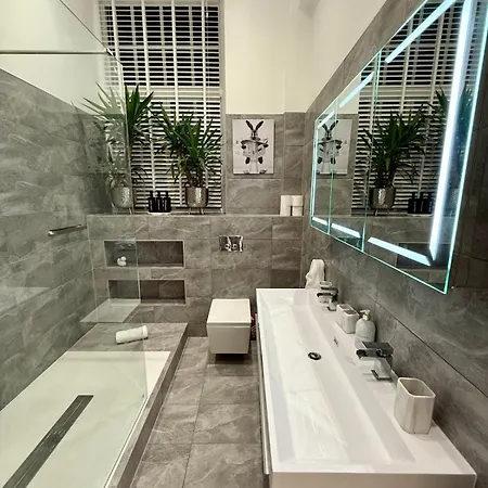 Luxurious With Rooftop Hot Tub!
