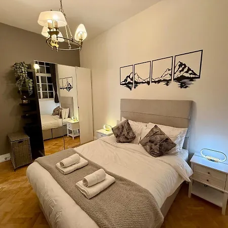 Apartment Luxurious With Rooftop Hot Tub!