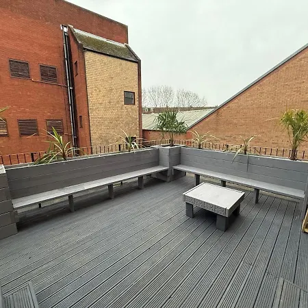 Luxurious With Rooftop Hot Tub! Apartment *