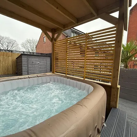 Luxurious With Rooftop Hot Tub!