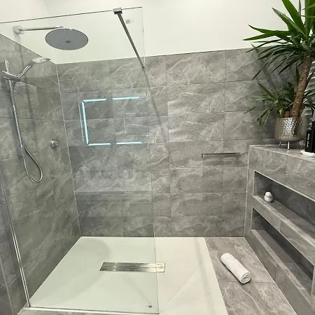 Luxurious With Rooftop Hot Tub! Apartment *