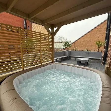 Luxurious With Rooftop Hot Tub! *