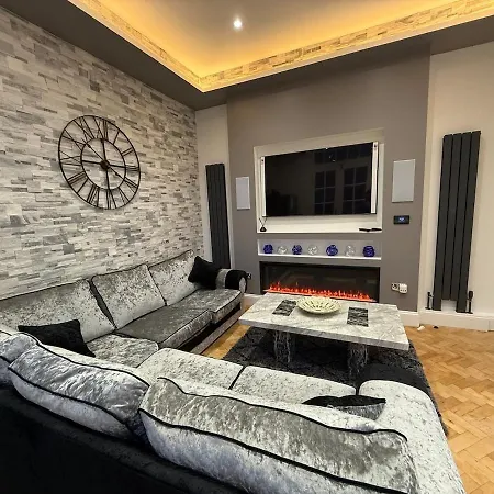 Luxurious With Rooftop Hot Tub! Apartment