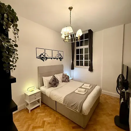 Apartment Luxurious With Rooftop Hot Tub! *