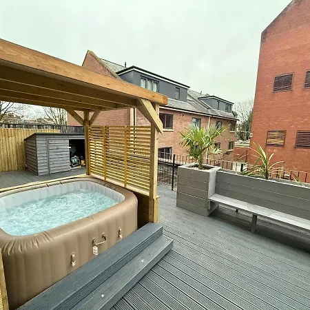 شقة Luxurious With Rooftop Hot Tub! *