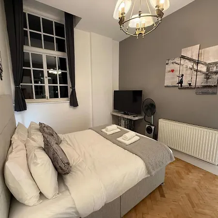 شقة Luxurious With Rooftop Hot Tub! بريستول